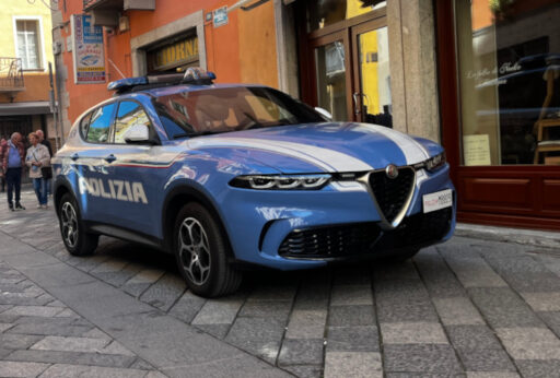 Una volante della Polizia nel centro di Aosta
