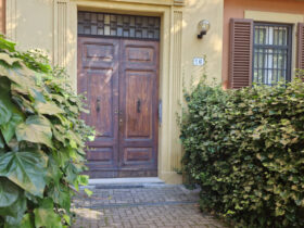 L'ingresso della palazzina in via Zanolini 16, a Bologna