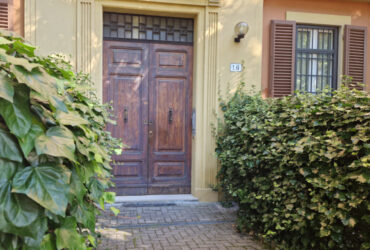 L'ingresso della palazzina in via Zanolini 16, a Bologna
