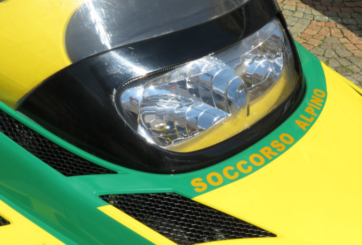 Il particolare di una motoslitta del Soccorso Alpino della Guardia di Finanza di Aosta