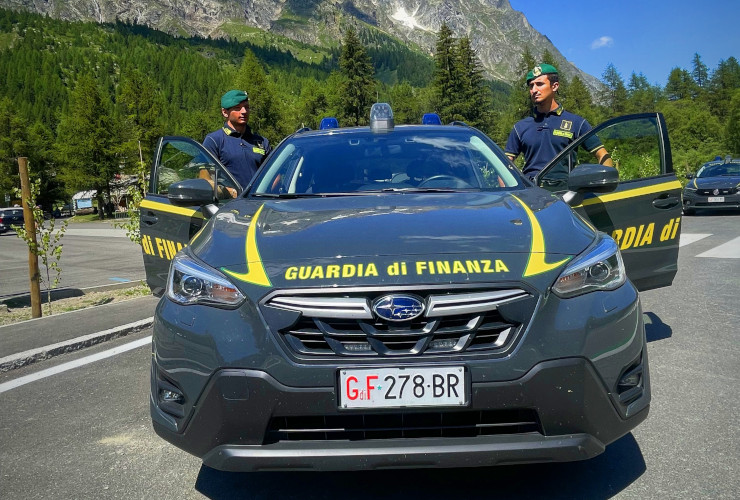 La Subaru della Guardia di Finanza della Valle d'Aosta in un'immagine ufficiale