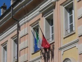 La finestra dell'ufficio del sindaco nell'Hôtel de Ville di Aosta
