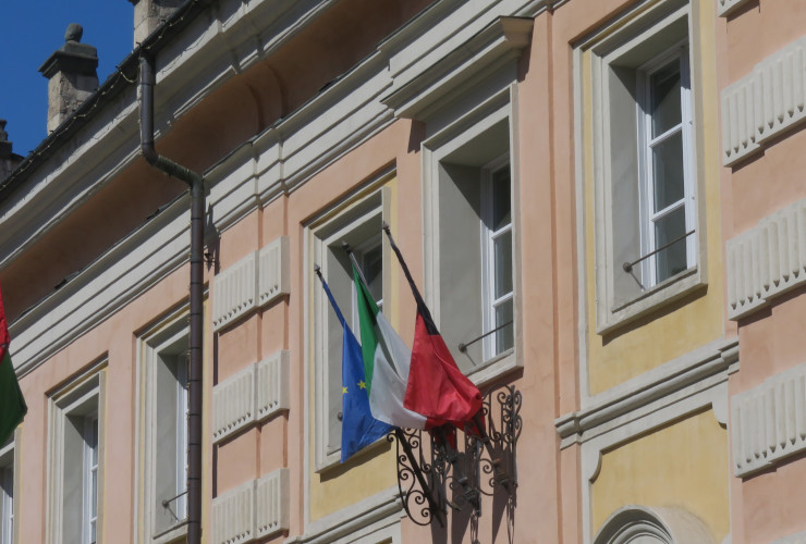 La finestra dell'ufficio del sindaco nell'Hôtel de Ville di Aosta