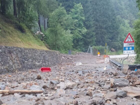 La strada regionale 47 invasa dalla colata detritica