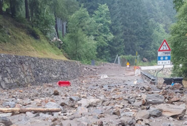 La strada regionale 47 invasa dalla colata detritica
