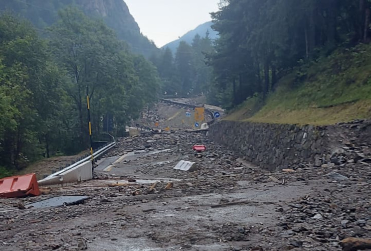 Fango e sassi sulla strada regionale 47 per Cogne