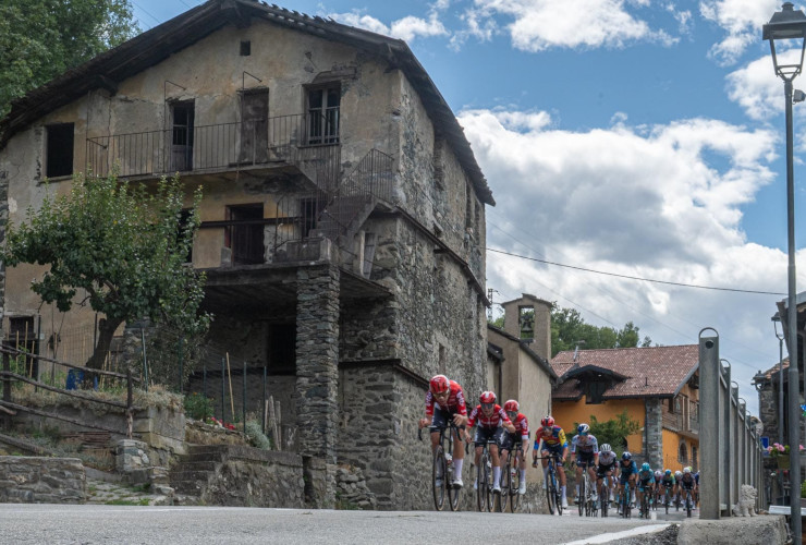 Il passaggio del Giro ciclistico della Valle d'Aosta a Pontey (foto Alex Pradelli)