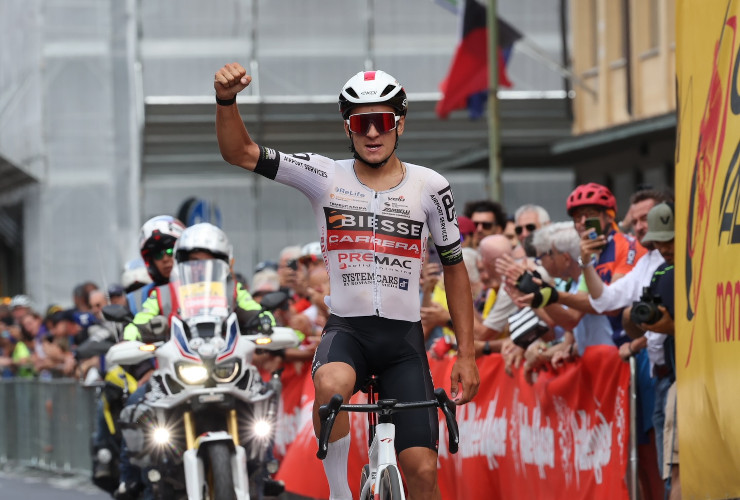 Filippo Agostinacchio vince, a casa, la prima tappa del 61° Giro ciclistico della Valle d'Aosta
