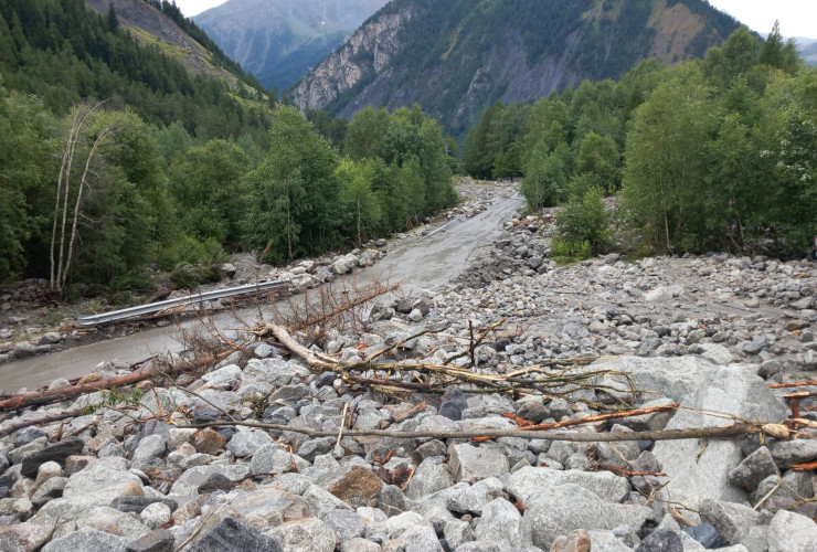 La frana caduta sulla strada comunale della Val Ferret a Courmayeur