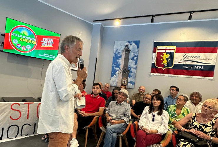 Raimondo Donzel durante la presentazione della lista e del programma di Valle d'Aosta Aperta per le elezioni regionali 2025