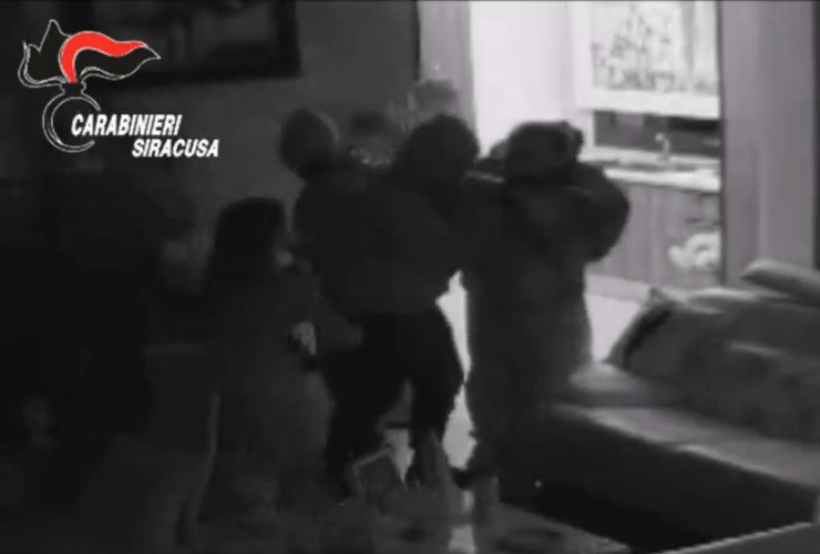 Le immagini del sequestro del gennaio 2023 nella villa a Siracusa