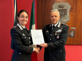 Chiara Ricciardi riceve l'encomio da Livio Propato