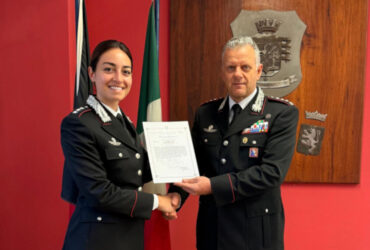 Chiara Ricciardi riceve l'encomio da Livio Propato