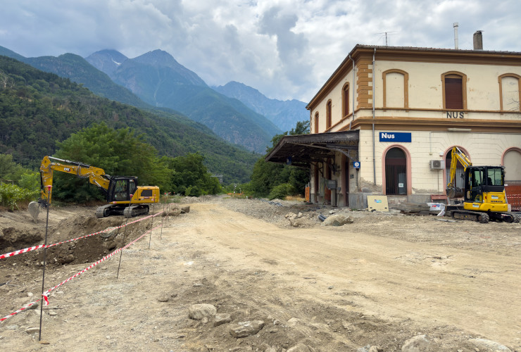 I lavori in corso alla stazione ferroviaria di Nus