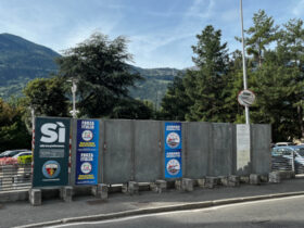 Uno degli spazi pubblici ad Aosta con i manifesti per il referendum del 10 agosto