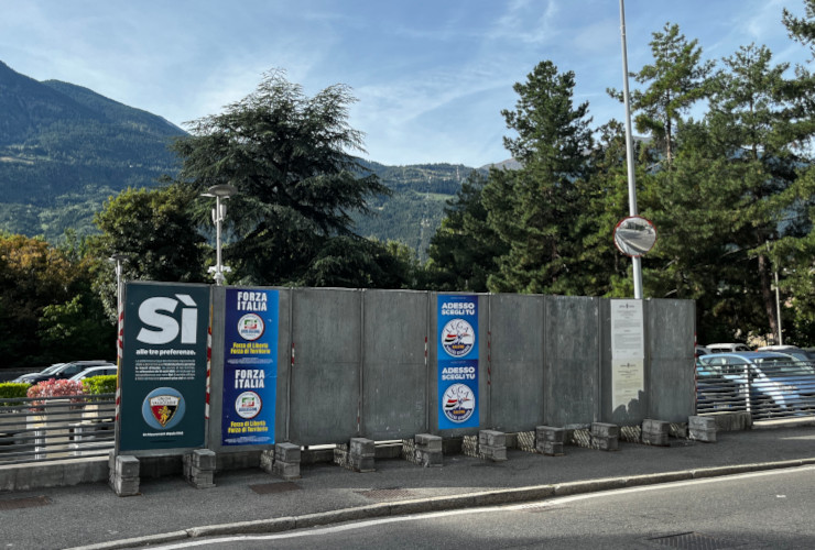 Uno degli spazi pubblici ad Aosta con i manifesti per il referendum del 10 agosto