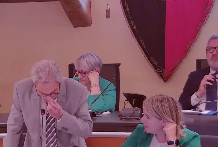 Gianni Nuti alla fine del suo discorso in Consiglio comunale ad Aosta