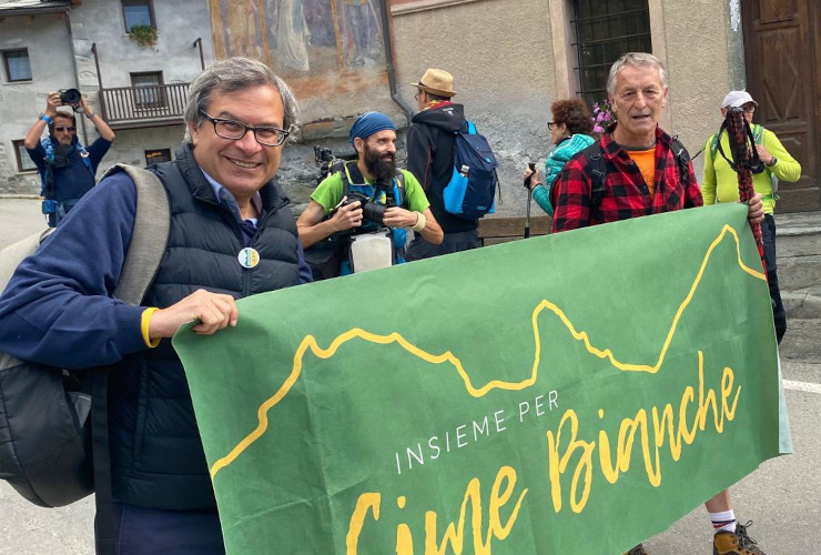 L'eurodeputato Gaetano Pedullà con Raimondo Donzel alla partenza di Saint-Jacques