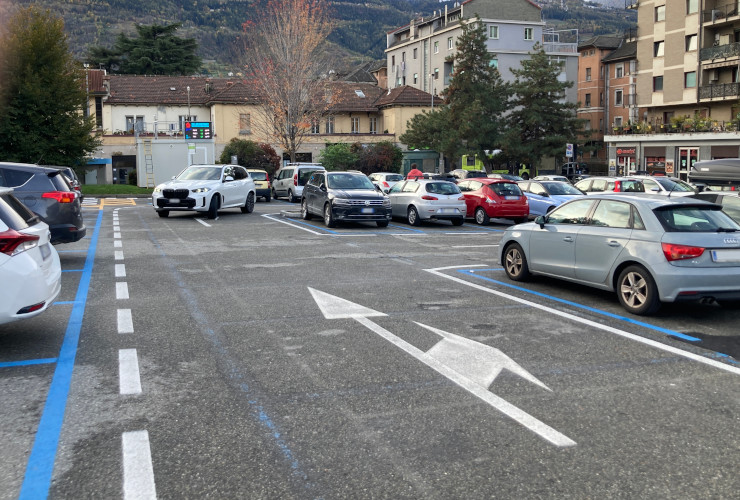 Il parcheggio di piazza Plouves ad Aosta, con un'auto contromano