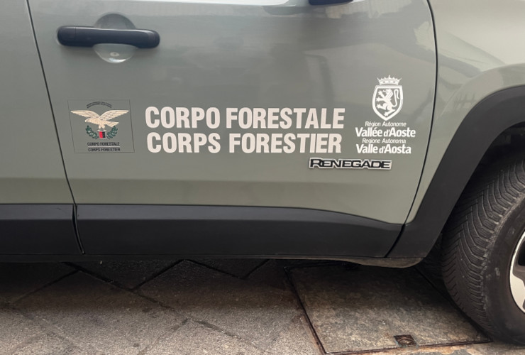 Il dettaglio di una 'Jeep Renegade' del Corpo forestale della Valle d'Aosta