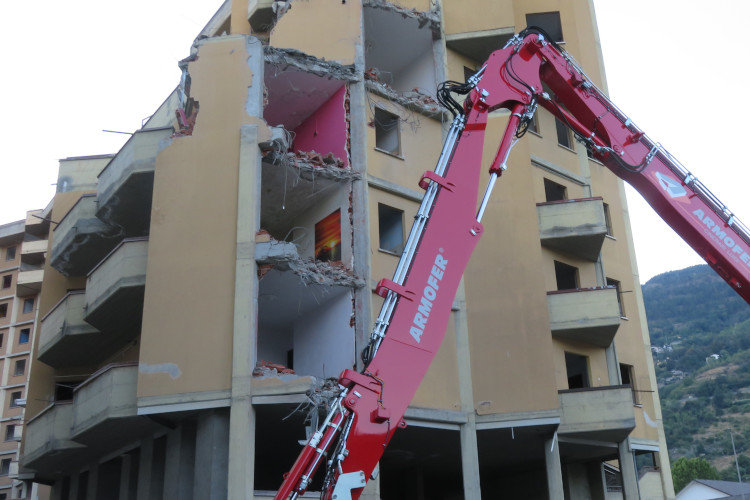 Una demolizione di prova sul grattacielo B del quartiere Cogne ad Aosta