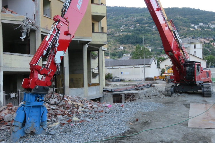 Il braccio di 'Zeus', il Liebherr R980 Demolition con le macerie del grattacielo