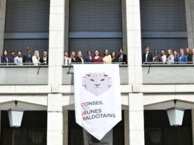 I partecipanti all'ottava edizione del Conseil des Jeunes Valdôtains sulla terrazza dell'aula del Consiglio Valle