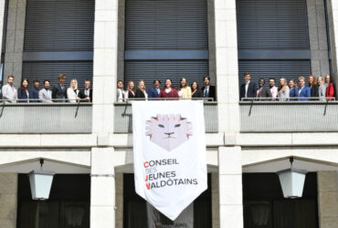 I partecipanti all'ottava edizione del Conseil des Jeunes Valdôtains sulla terrazza dell'aula del Consiglio Valle