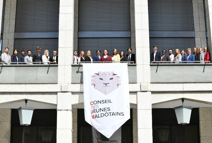 I partecipanti all'ottava edizione del Conseil des Jeunes Valdôtains sulla terrazza dell'aula del Consiglio Valle