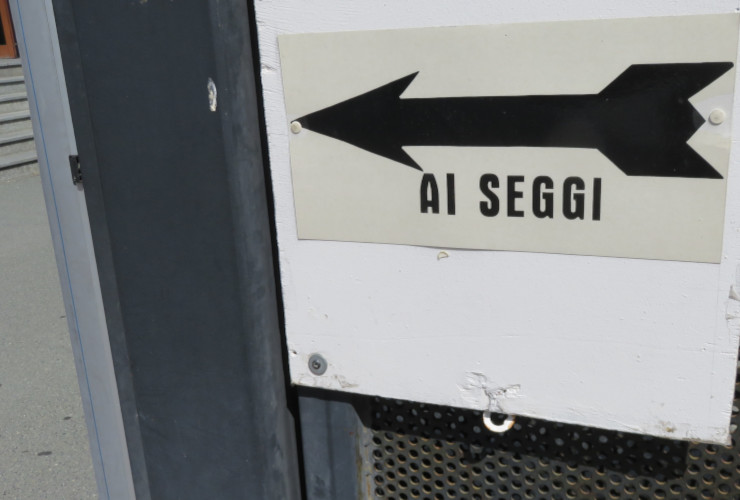 Il cartello di indicazione dei seggi elettorali