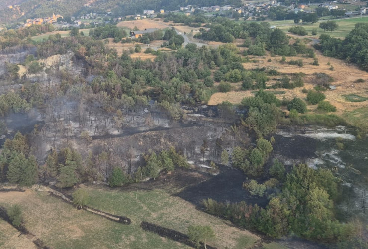 Alberi e prati bruciati dopo l'incendio tra Saint-Denis e Verrayes 