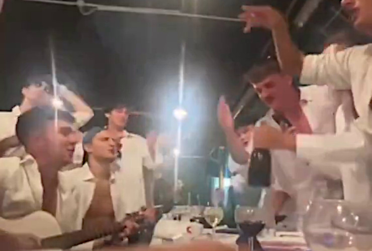 Un momento della festa dove si vede Julien Boverod alla chitarra