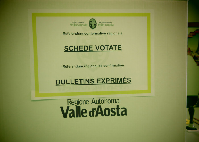 Un'urna del referendum confermativo