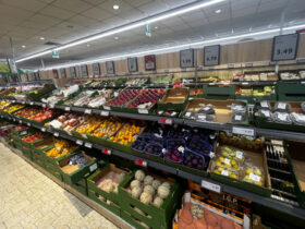 Il banco ed i prezzi della frutta in un supermercato valdostano