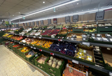 Il banco ed i prezzi della frutta in un supermercato valdostano