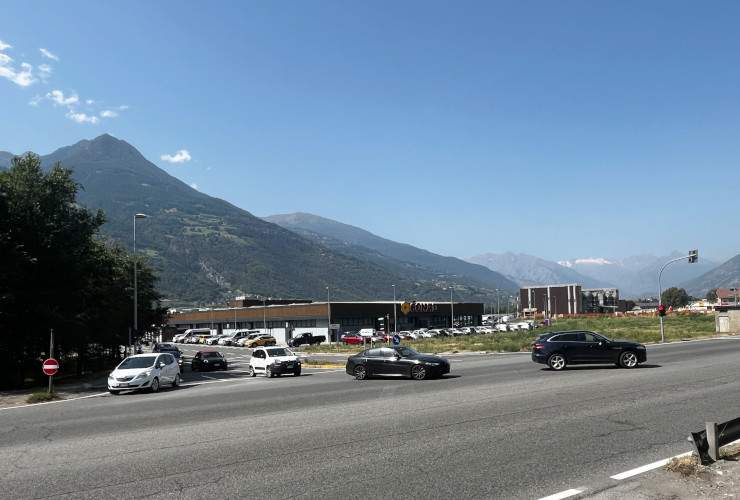 L'incrocio della ss26 con la strada di accesso all'aeroporto