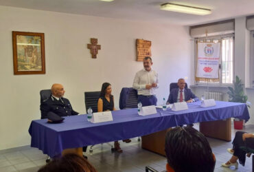 Il sottosegretario Andrea Delmastro durante la sua visita nella Casa circondariale di Brissogne