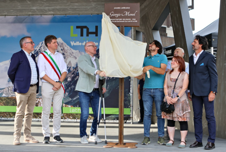 Le autorità regionali e comunali ed i rappresentanti delle 'Funivie Piccolo San Bernardo' scoprono l'insegna della piazzetta Giorgio Menel