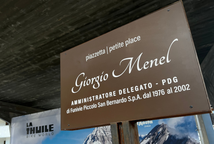 La targa della piazzetta dedicata a Giorgio Menel