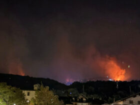 Le fiamme dell'incendio tra Saint-Denis e Verrayes nella notte tra domenica 17 e lunedì 18 agosto