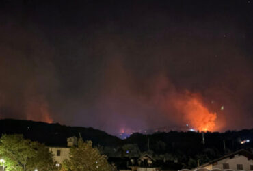 Le fiamme dell'incendio tra Saint-Denis e Verrayes nella notte tra domenica 17 e lunedì 18 agosto
