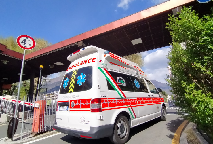 Un'ambulanza all'ospedale regionale 'Parini' di Aosta