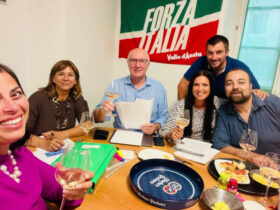 Emily Rini con i alcuni candidati di Forza Italia nella sede del movimento