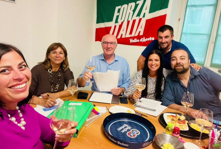 Emily Rini con i alcuni candidati di Forza Italia nella sede del movimento