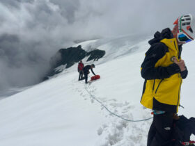 Le guide alpine del Soccorso alpino valdostano durante le operazioni di salvataggio sul Breithorn