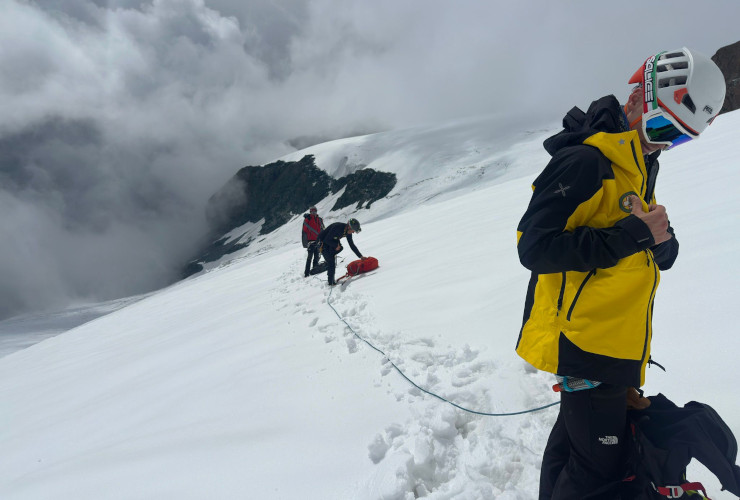 Le guide alpine del Soccorso alpino valdostano durante le operazioni di salvataggio sul Breithorn