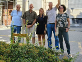 Alberto Zucchi con alcuni candidati di Fratelli d'Italia, davanti al tribunale di Aosta