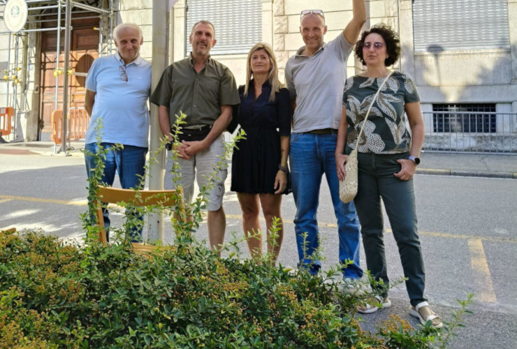 Alberto Zucchi con alcuni candidati di Fratelli d'Italia, davanti al tribunale di Aosta