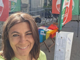 La candidata vice sindaca di Aosta, Katya Foletto durante la raccolta firme