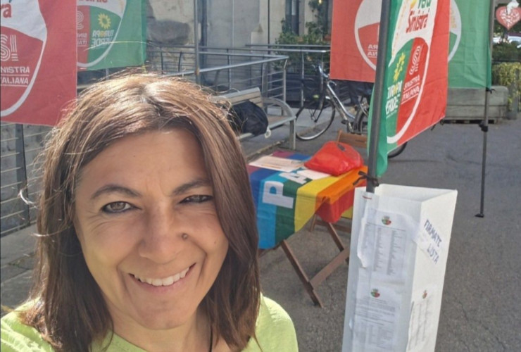 La candidata vice sindaca di Aosta, Katya Foletto durante la raccolta firme